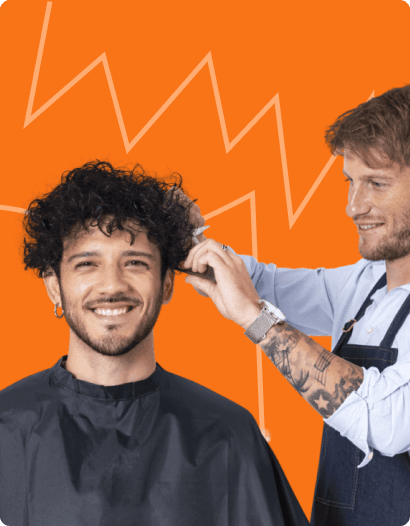 barbeiro cortando cabelo do cliente